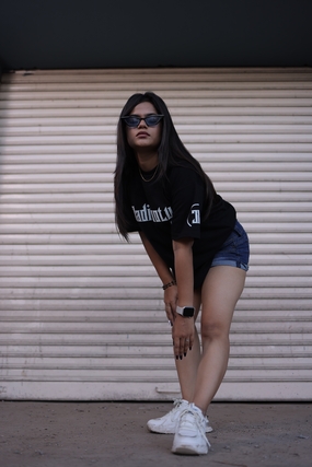 街头时尚超短裤翘臀美女图片